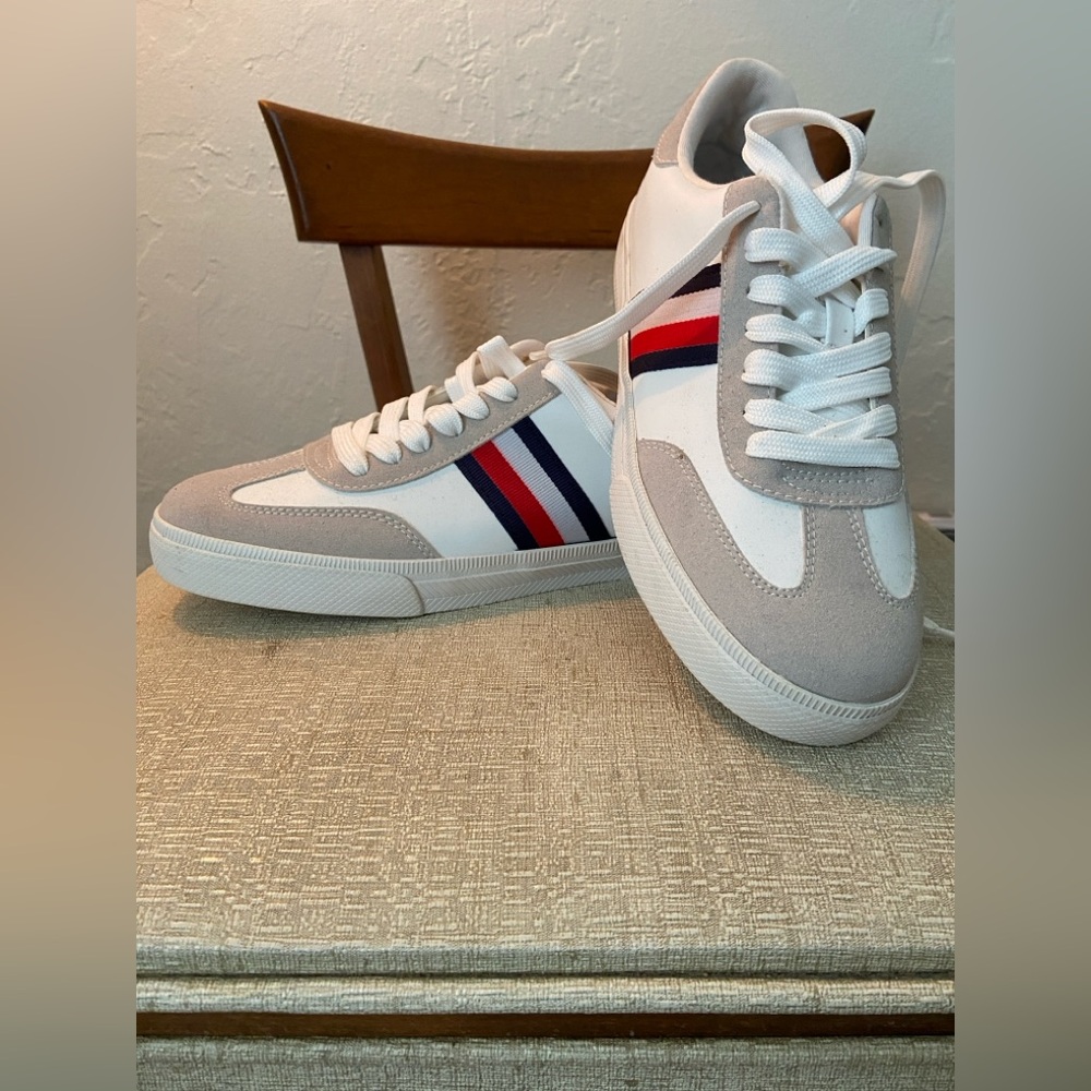 Tommy Hilfiger Women’s Sneaker - Size 8.5